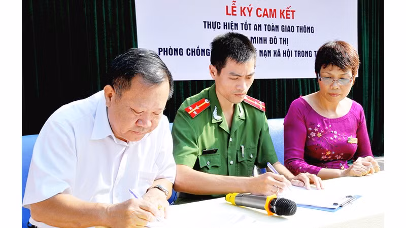 Công tác phối hợp giữa gia đình và nhà trường trong quản lý học sinh cần được đặc biệt quan tâm. Ảnh: SONG ANH