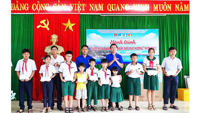 Đại diện Thành đoàn Đà Nẵng trao học bổng cho học sinh khó khăn tại xã đảo Tam Hải.