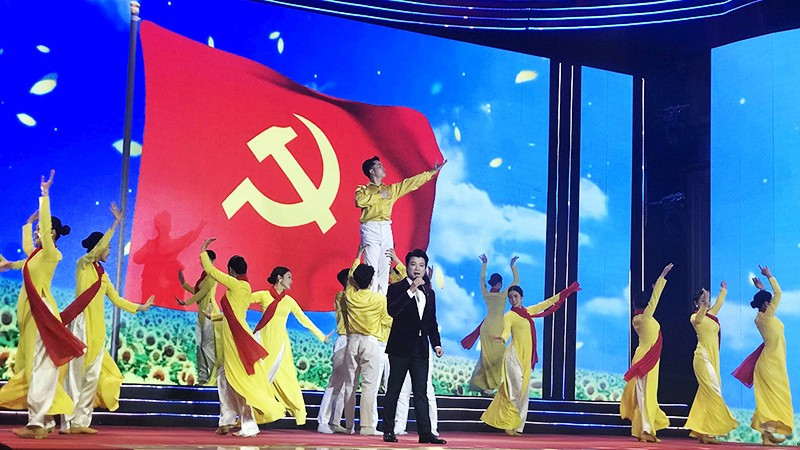 Văn hóa, nghệ thuật góp mặt ngày càng nhiều hơn vào các hoạt động, sự kiện chính trị, xã hội, kỷ niệm. Ảnh: QUANG HƯNG