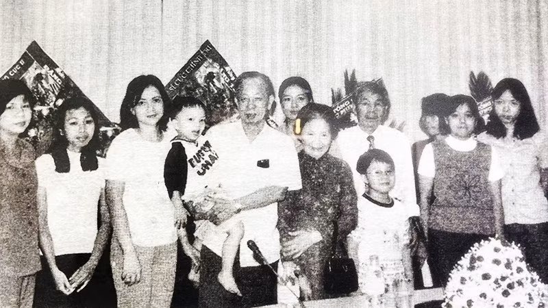 Gia đình Thiếu tướng tình báo Đặng Trần Đức và bà Phạm Thị Thanh trong một lần ông ra Bắc về thăm nhà.