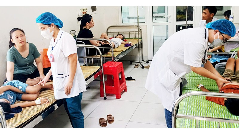 Bác sĩ Bệnh viện đa khoa Phụ Dực (Hưng Yên) thăm khám cho các học sinh Trường tiểu học An Mỹ nhập viện sau khi dùng bữa cơm bán trú ngày 3/9.
