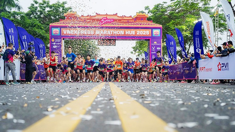Giải VnExpress Marathon Imperial Huế 2025 thu hút hơn 11 nghìn người tham dự.