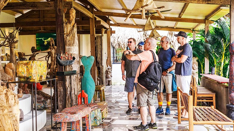 Du khách tham quan không gian nghệ thuật Làng Củi Lũ (Hội An, TP Đà Nẵng).