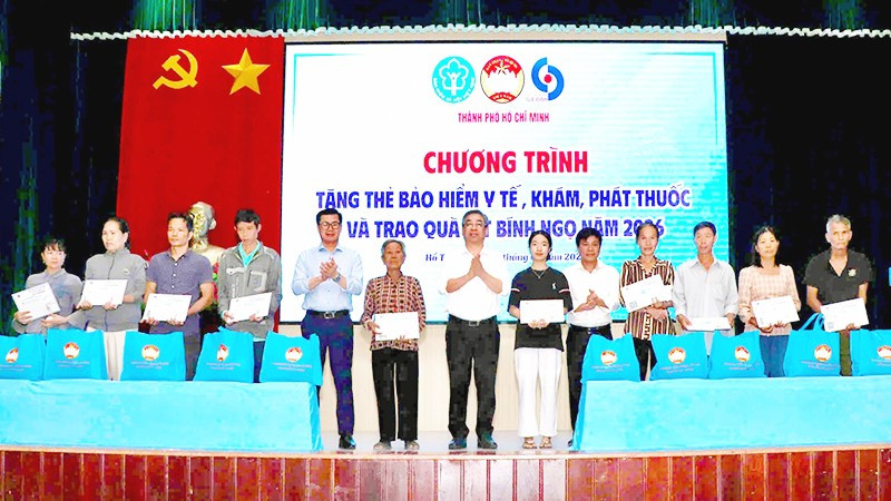 Tặng thẻ bảo hiểm y tế cho hộ nghèo là một chính sách nhân văn của Thành phố Hồ Chí Minh.