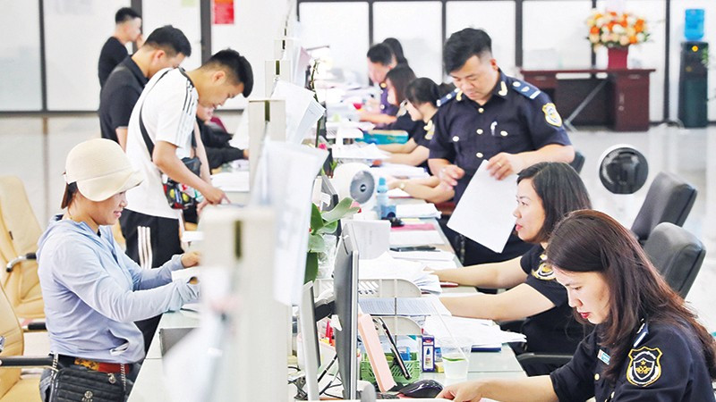 Làm thủ tục thông quan hàng hóa tại cửa khẩu Hữu Nghị (Lạng Sơn). Ảnh: ANH QUÂN