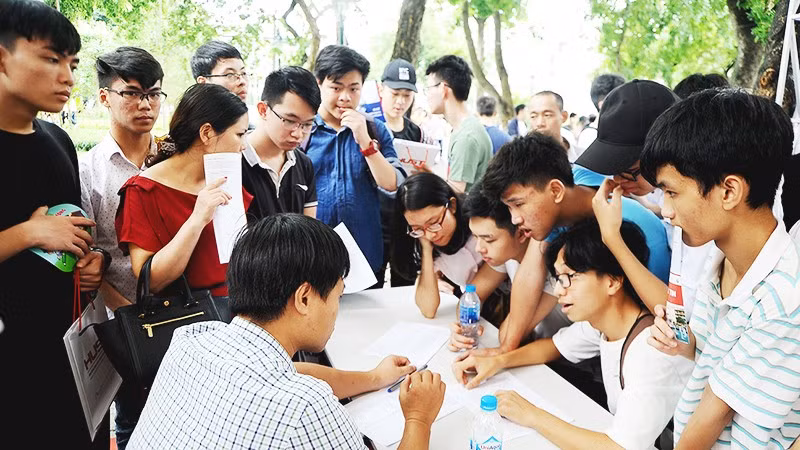 Tư vấn tuyển sinh tại Đại học Bách khoa. Ảnh: ĐÔNG BẮC