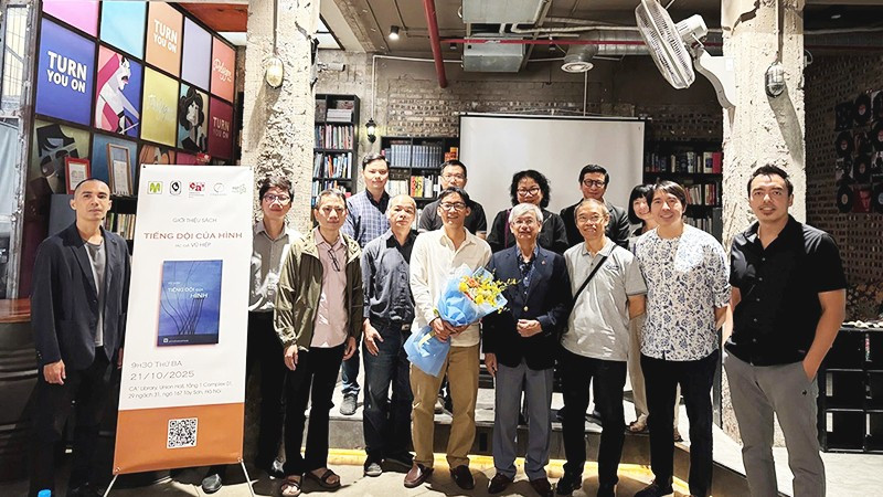 KTS Vũ Hiệp cùng các đồng nghiệp trong cuộc ra mắt sách.