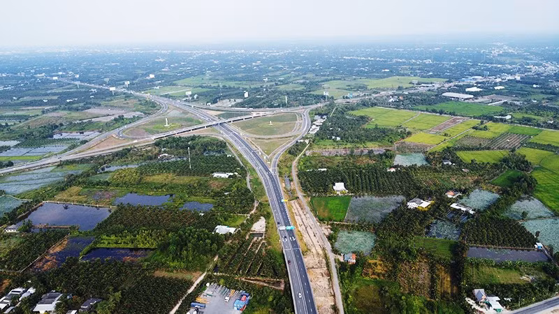 Dự án đầu tư xây dựng mở rộng tuyến cao tốc Thành phố Hồ Chí Minh - Trung Lương - Mỹ Thuận đang gặp nhiều khó khăn do thiếu cát san lấp.