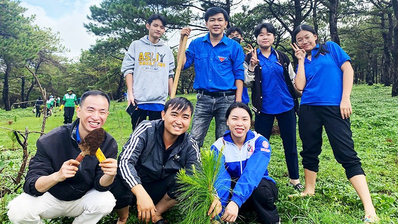 Không chỉ dạy chữ, Thượng úy Thành (ngồi giữa) còn lan tỏa những dự án có ích cho cộng đồng.
