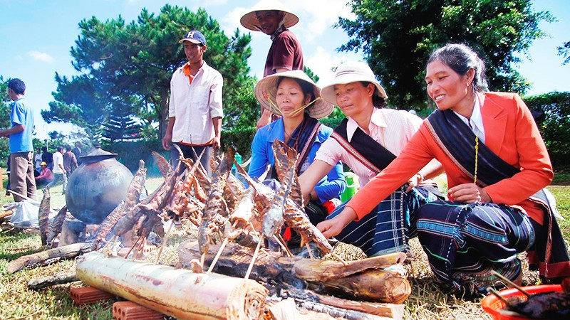 Món cá suối được ướp và nướng bằng phương thức truyền thống của người Cơ Ho.