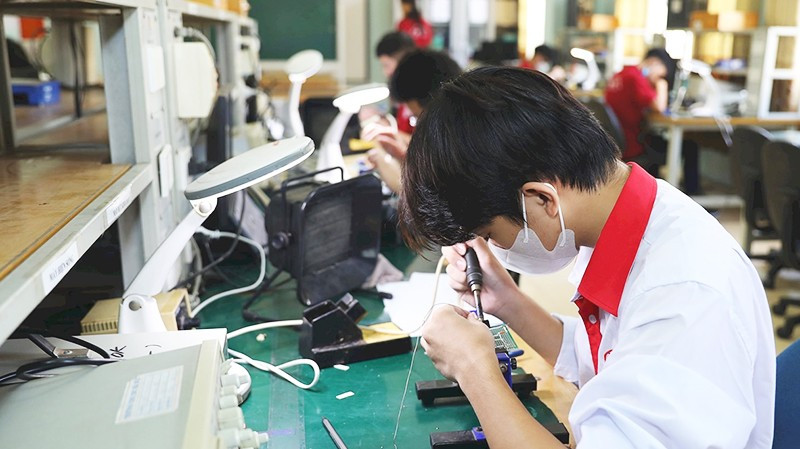 Giờ thực hành của học sinh, sinh viên Trường cao đẳng nghề Công nghệ cao Hà Nội. Ảnh; PHONG NGỌC