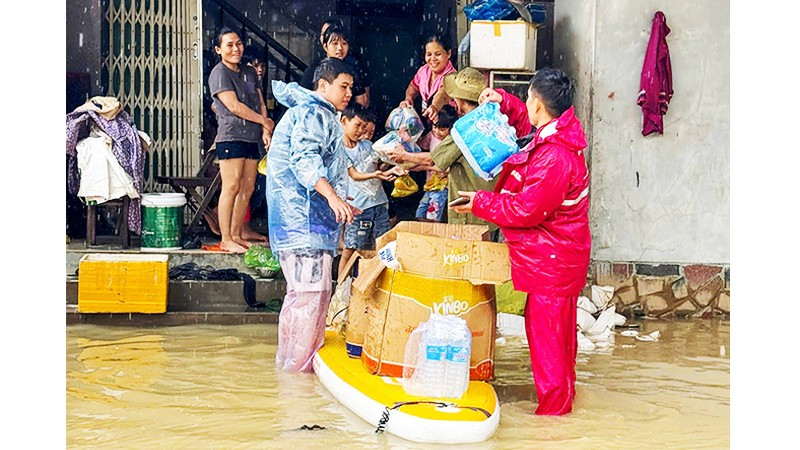 Những phần quà nhỏ, chia sẻ với bà con vùng trũng đang chật vật sau lũ. Ảnh: TRƯƠNG ĐỊNH
