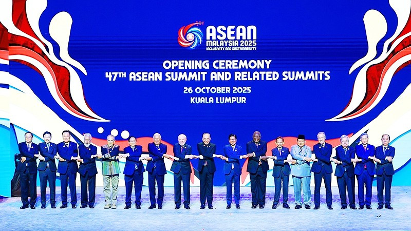 Các nhà lãnh đạo chụp ảnh chung tại Lễ khai mạc Hội nghị Cấp cao ASEAN lần thứ 47. Ảnh: TTXVN