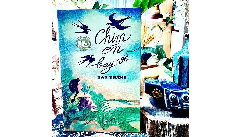 Chim én bay về nhặt sợi chỉ hồng
