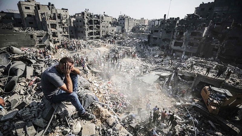 Một người dân tại Dải Gaza bất lực trước những ngôi nhà bị phá hủy. Ảnh: CNN