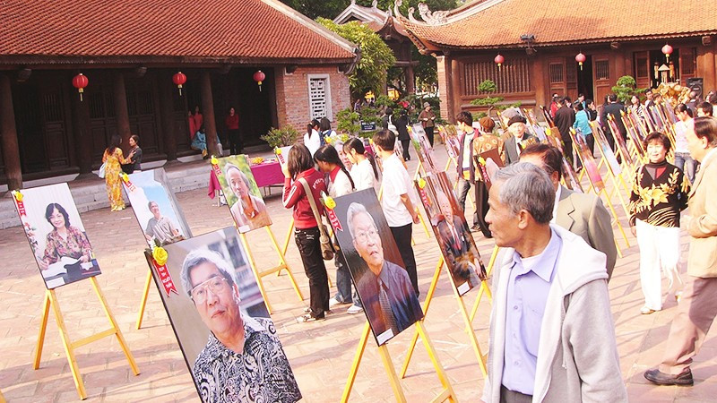 Một triển lãm ảnh tôn vinh các văn nghệ sĩ, trí thức uy tín, tích cực sáng tạo đóng góp cho nghề nghiệp và xã hội. Ảnh: QUANG HƯNG