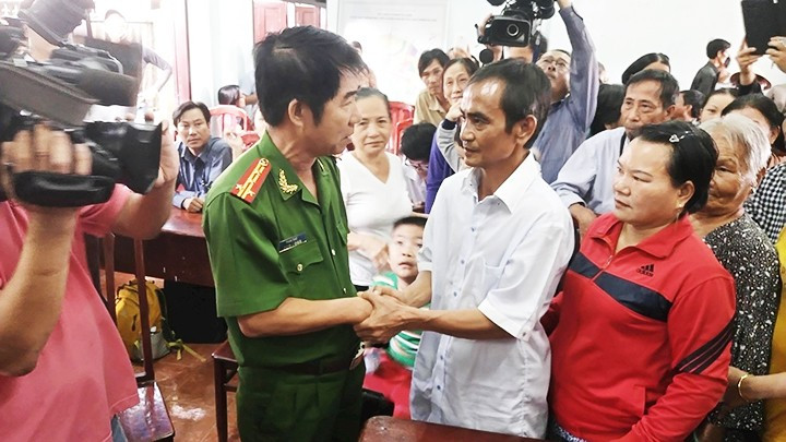 Đại tá Phạm Thật, Thủ trưởng Cơ quan Cảnh sát Điều tra Công an tỉnh Bình Thuận (nay đã sáp nhập cùng tỉnh Lâm Đồng và Đắk Nông thành tỉnh Lâm Đồng) bắt tay ông Huỳnh Văn Nén trong ngày công bố lời xin lỗi người chịu án oan. Ảnh: QUẾ HÀ