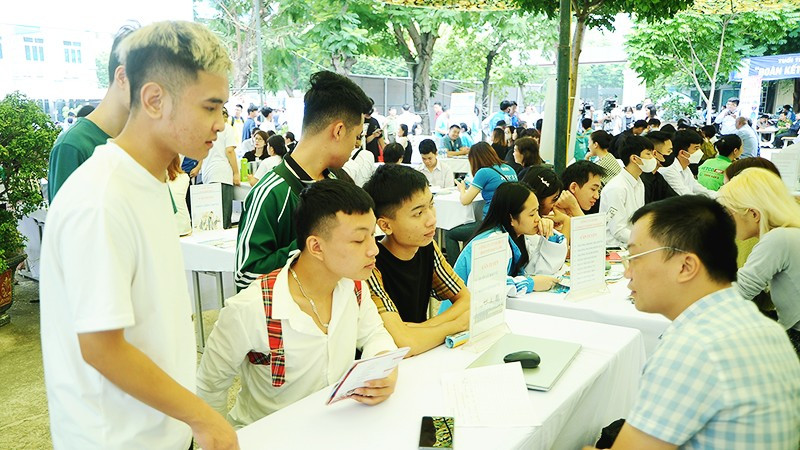 Lao động trẻ tìm việc làm tại phiên giao dịch lưu động do Trung tâm giới thiệu việc làm tổ chức. Ảnh: NAM HẢI