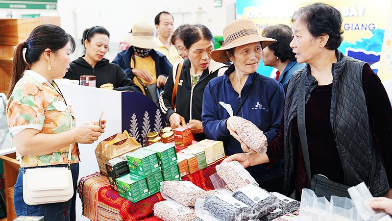 Các hộ kinh doanh nhỏ lẻ cho rằng, việc áp thuế theo tỷ lệ doanh thu sẽ không phản ánh đúng thực tế và đẩy họ vào tình thế khó khăn. Ảnh: NAM ANH