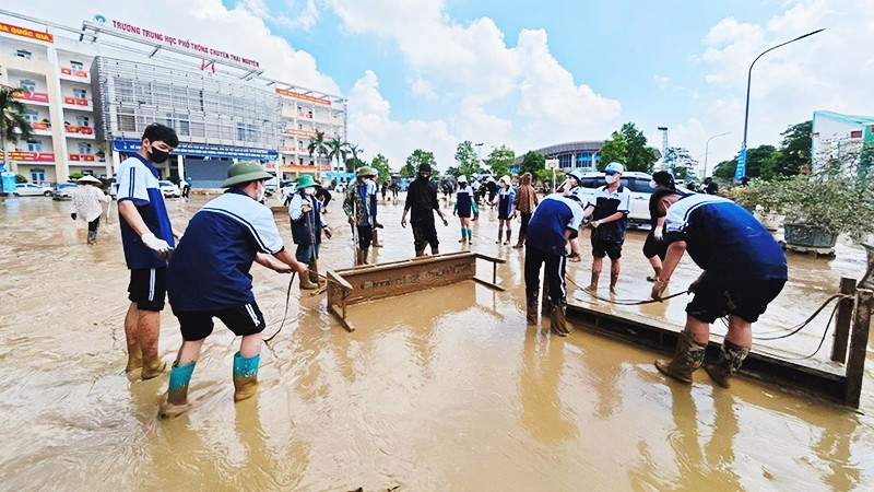 Học sinh Trường THPT Chuyên Bắc Kạn giúp dọn dẹp, vệ sinh môi trường tại Trường THPT Chuyên Thái Nguyên.