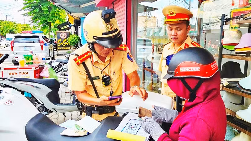 Quét mã QR code nộp phạt tại chỗ