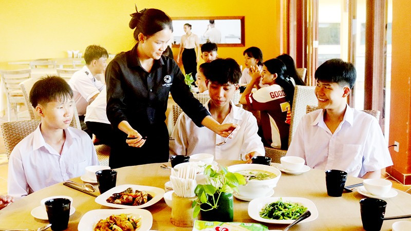 Nhóm các bạn trẻ tham quan, trải nghiệm nghề nghiệp thực tế tại Công ty du lịch Life.
