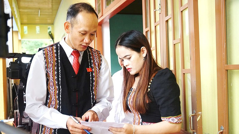 Chị Luôn truyền đạt nguyện vọng của người dân thôn 1 đến lãnh đạo xã Trà Tập.