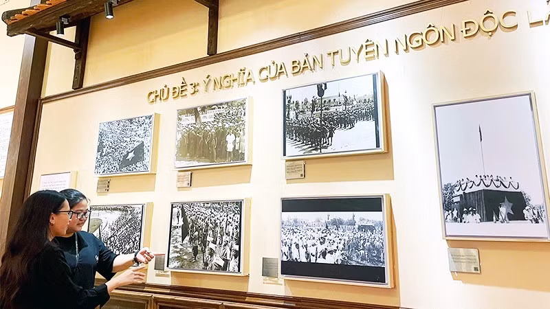 Các bạn trẻ hào hứng tìm hiểu ý nghĩa của “Tuyên ngôn độc lập” ở Nhà số 48 Hàng Ngang.