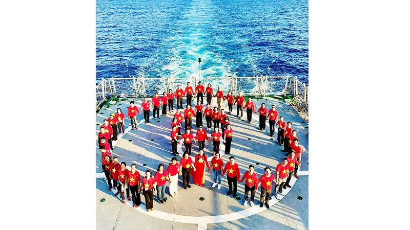 Chị Lê Thương tham gia Chuyến tàu Đại đoàn kết thăm quân, dân Trường Sa năm 2025.