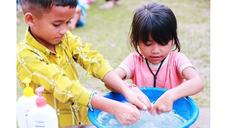 Dạy em giữ gìn vệ sinh cá nhân.
