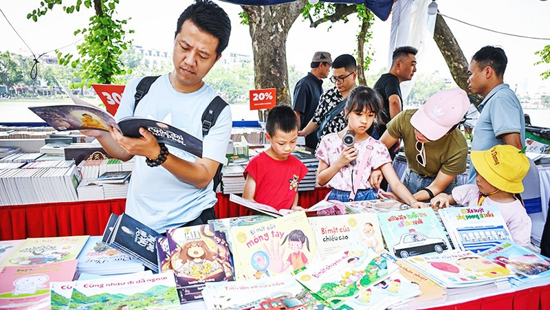 Hội sách thu hút nhiều độc giả ở mọi lứa tuổi. Ảnh: THÀNH ĐẠT