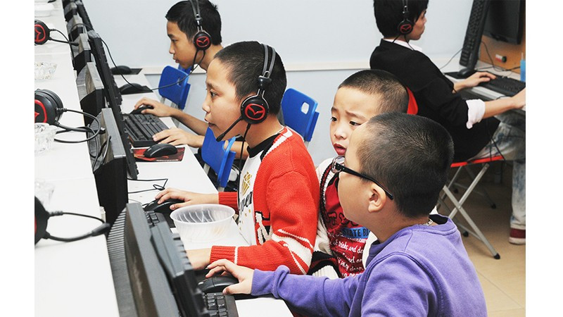 Việc tiếp xúc với màn hình điện tử quá lâu có thể gây ra nhiều hệ lụy. Ảnh: SONG ANH