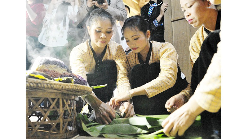 Chung tay làm bánh của đồng bào dân tộc Thái. Ảnh: BẮC SƠN