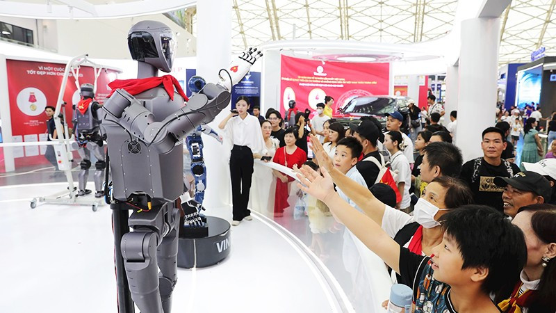 Thế hệ trẻ thích thú với các mẫu robot do Việt Nam sản xuất.