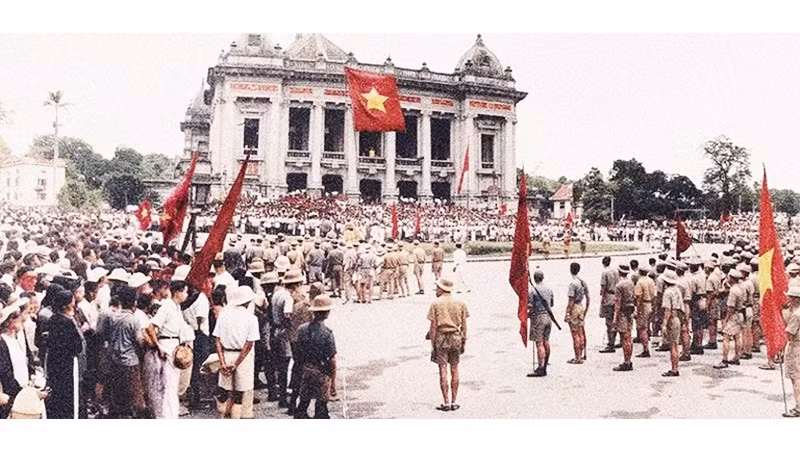Cuộc mít-tinh trước Nhà hát lớn ngày 30/8/1945. Ảnh tư liệu phục chế màu 