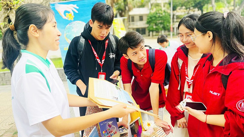 Các sinh viên tham gia hoạt động trải nghiệm của Inner Space.