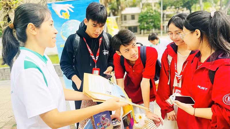 Các sinh viên tham gia hoạt động trải nghiệm của Inner Space.