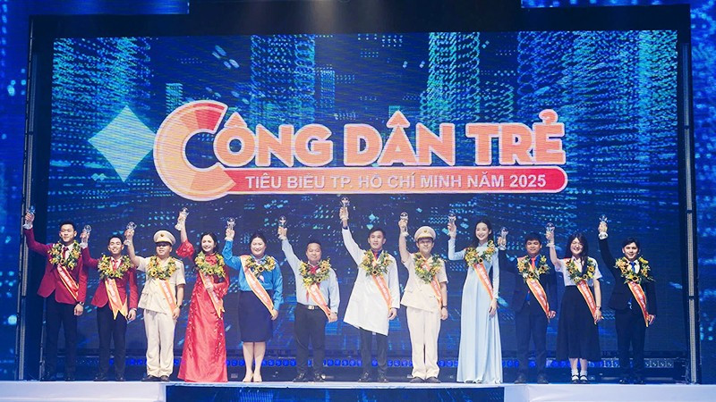 Thành phố Hồ Chí Minh tuyên dương 12 gương Công dân trẻ tiêu biểu năm 2025. Ảnh: Thành đoàn Thành phố Hồ Chí Minh cung cấp