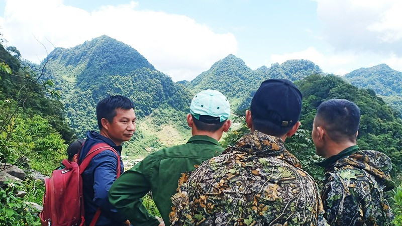 Thiếu tá Cà Văn Nghĩa (ngoài cùng bên trái) cùng đồng đội trinh sát tại “điểm nóng”.