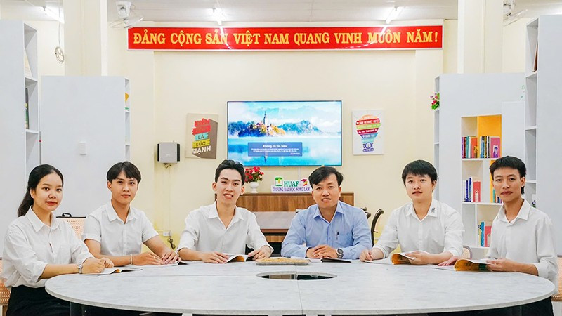Các thành viên nhóm nghiên cứu Trường HUAF vừa được giải thưởng năm 2025.