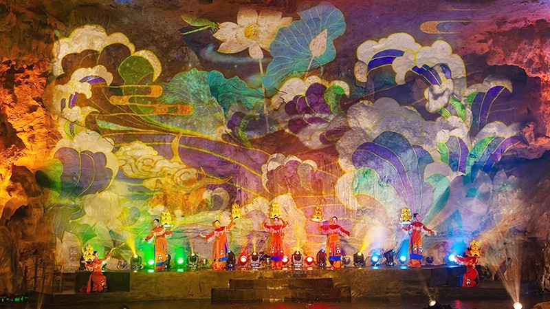 Việc khai thác kinh tế di sản từ hoạt động ăn uống, biểu diễn trong lòng hang động đặt ra câu hỏi cần lời hồi đáp về tính toàn vẹn của di sản.