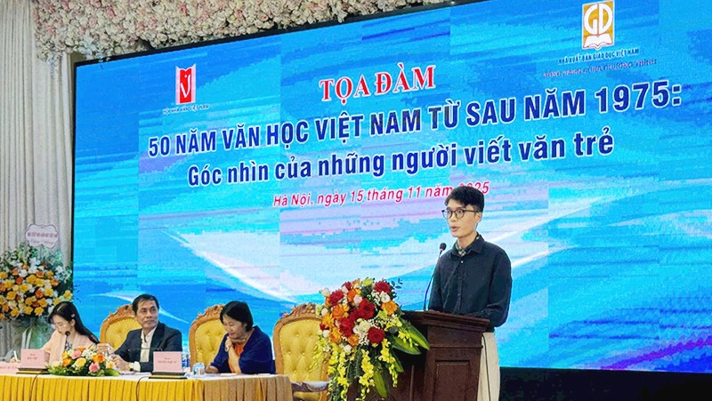 Nhà văn trẻ Trần Văn Thiên phát biểu tại tọa đàm. Ảnh: LỮ MAI