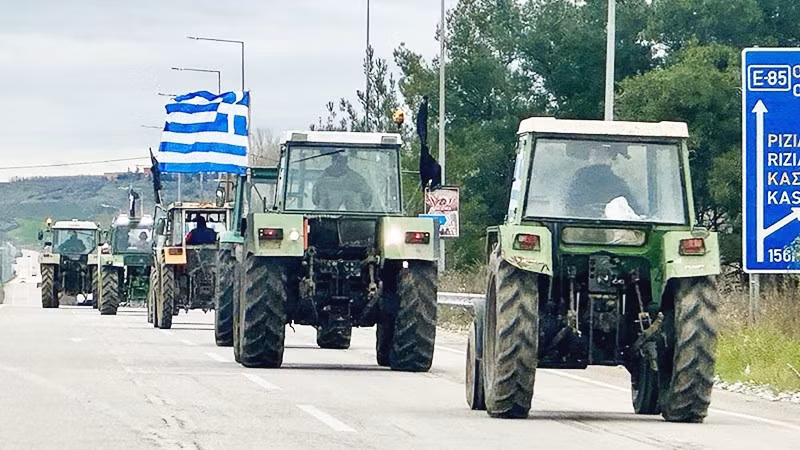 Nhiều nông dân tổ chức tuần hành phản đối bê bối trợ cấp nông nghiệp. Ảnh: GETTY