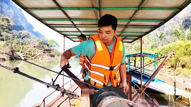 Quay tời thả “cá sắt” xuống dòng sông Năng.