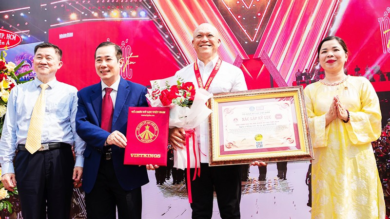 Nhiếp ảnh gia Nguyễn Á nhận kỷ lục Việt Nam