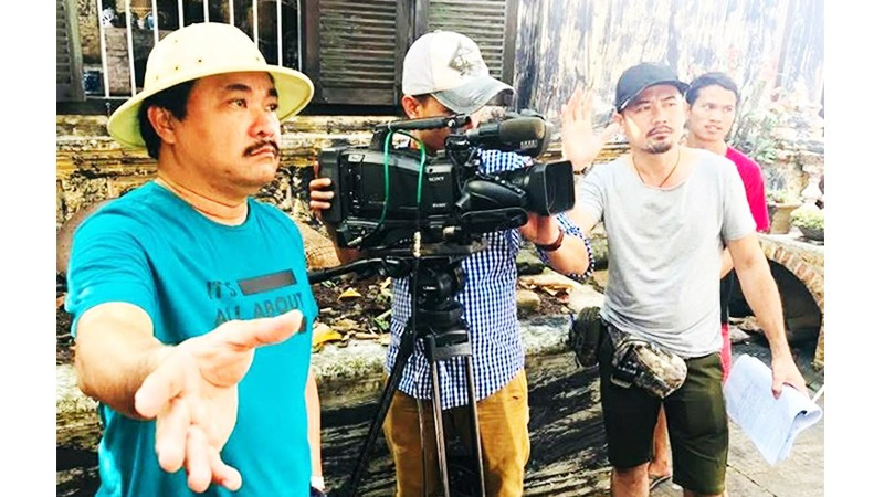 NSƯT Phương Điền chỉ đạo cảnh quay bộ phim “Mẹ Biển” tại Phan Thiết, đầu năm 2025. Ảnh: Đoàn làm phim cung cấp