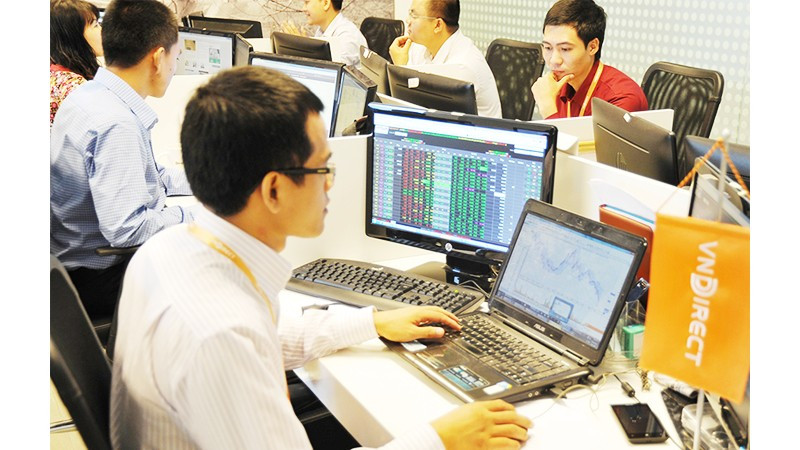 Tiếp tục phát triển thị trường chứng khoán và trái phiếu để trở thành kênh cung cấp vốn trung và dài hạn quan trọng cho nền kinh tế. Ảnh: NAM HẢI