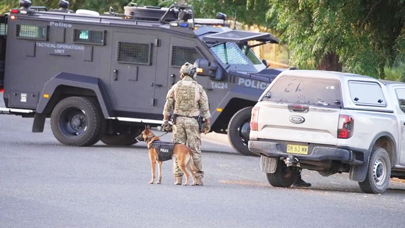 Cảnh sát tại hiện trường vụ xả súng tại Lake Cargelligo. Ảnh: DAILY TELEGRAPH