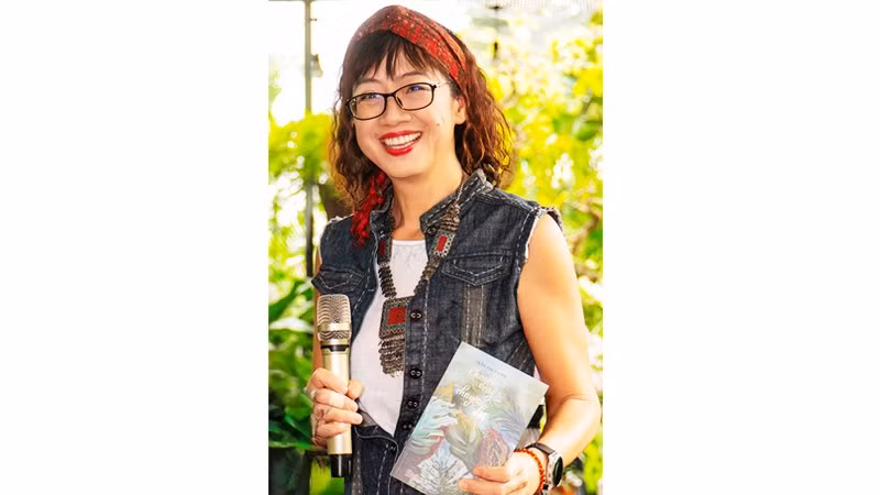 Họa sĩ Trần Thùy Linh với cuốn sách "Chuyện cây chuyện đời".