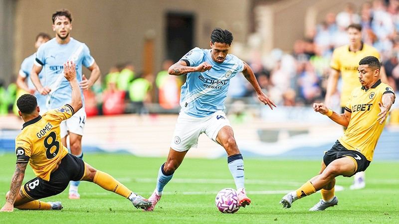 Tijjani Reijnders (giữa) “tả xung hữu đột” giữa vòng vây của các cầu thủ Wolverhampton.
